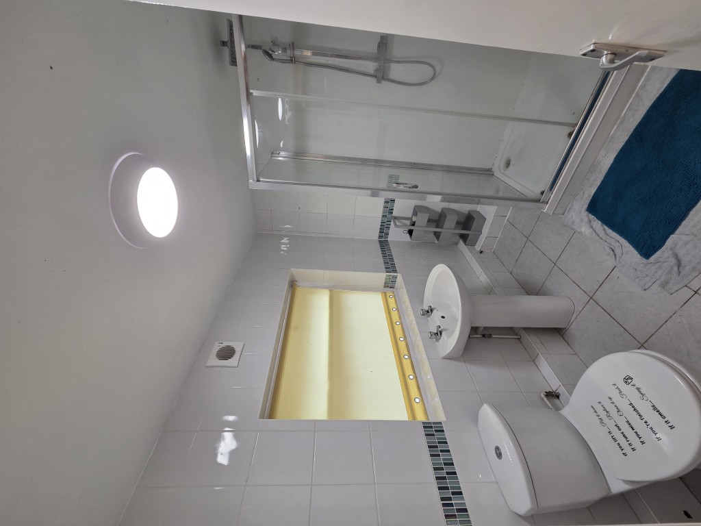 Lot: 166 - LAWFUL ESTABLISHED 8-BEDROOM HMO PRODUCING JUST UNDER £70,000 PER ANNUM - Lower ground floor communal bathroom